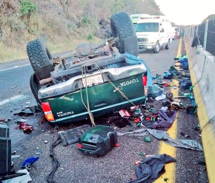 Camioneta volcada tras accidente en carretera