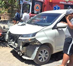 Atienden paramédicos a motociclista herido tras choque