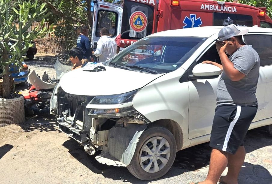 Atienden paramédicos a motociclista herido tras choque