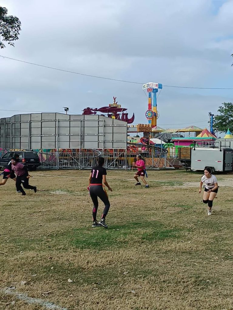 equipos de tochito en el campo