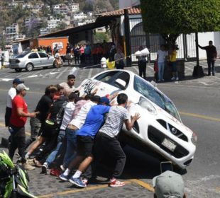 (VIDEOS) Feminicidio de niña Camila desata furia en Taxco; vuelcan autos y linchan a sospechosos