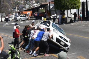 (VIDEOS) Feminicidio de niña Camila desata furia en Taxco; vuelcan autos y linchan a sospechosos