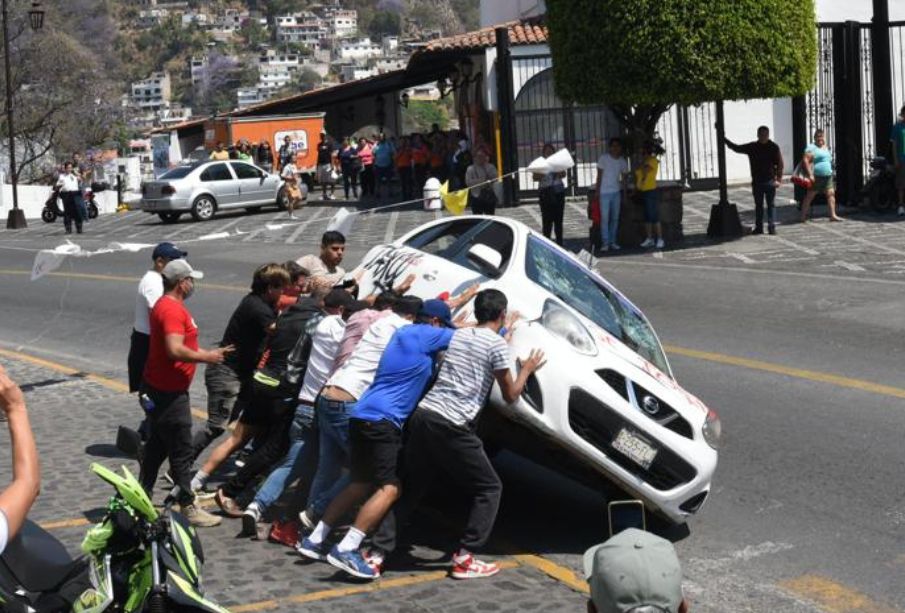 (VIDEOS) Feminicidio de niña Camila desata furia en Taxco; vuelcan autos y linchan a sospechosos