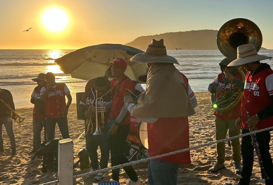 ¡Estalla polémica! Mazatlán impone restricciones para músicos de banda en zona turística