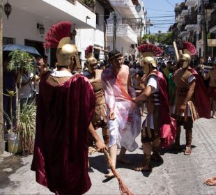 Centro de Puerto Vallarta revive la Pasión y muerte de Jesucristo