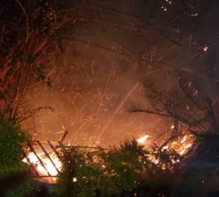 Incendio de terreno baldío pone en riesgo a casa en Amapas