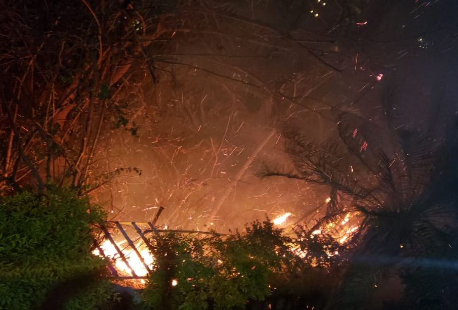 Incendio de terreno baldío pone en riesgo a casa en Amapas