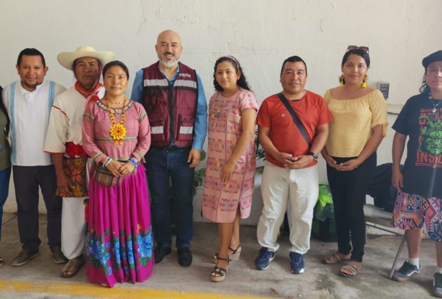 Personas de la comunidad indígena con Bruno Blancas