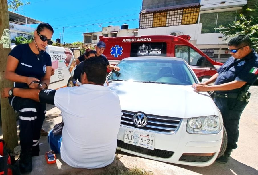 Policías atienden a sujeto al que se le robaron 100 mil pesos