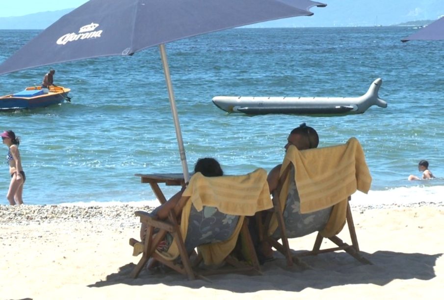 Turistas gozan del mar de Vallarta en Semana Santa