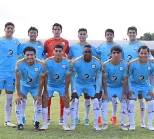 Jugadores de Tritones Vallarta posan para la foto