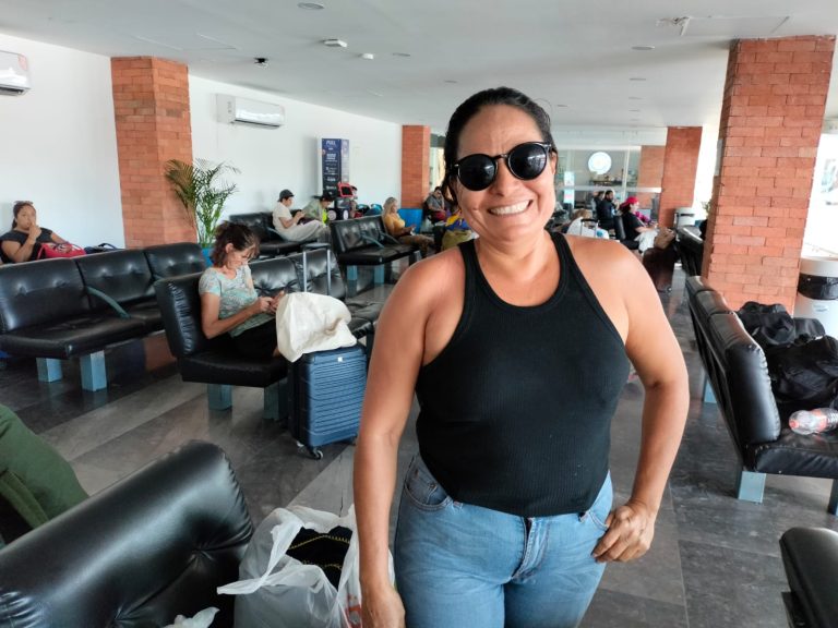 turista contenta tras vacaciones en Vallarta