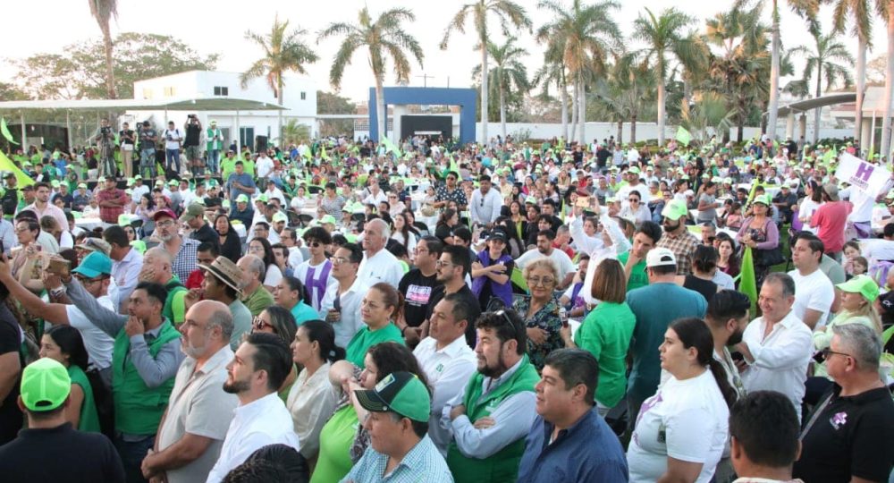 Se divide Claudia Delgadillo entre dos grupos en Vallarta