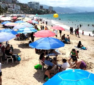 Turistas disfrutan de la playa en Vallarta