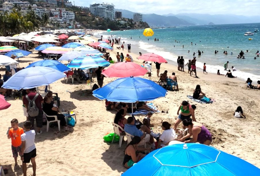 Turistas disfrutan de la playa en Vallarta