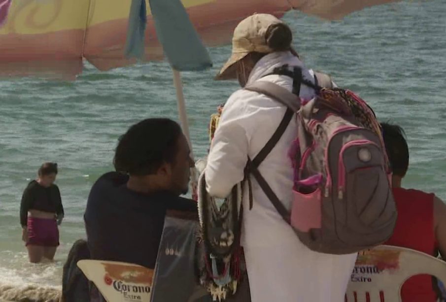 vendedora ambulante ofreciendo productos a turistas