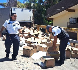 Camión volcado en subida en la 16 de Septiembre