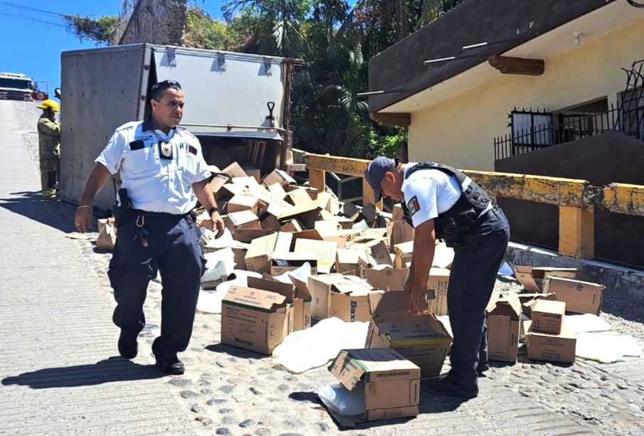 Camión volcado en subida en la 16 de Septiembre