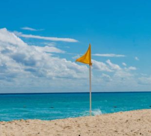 Este Viernes Santo colocan bandera amarilla en playas de Vallarta, abiertas a bañistas con precaución