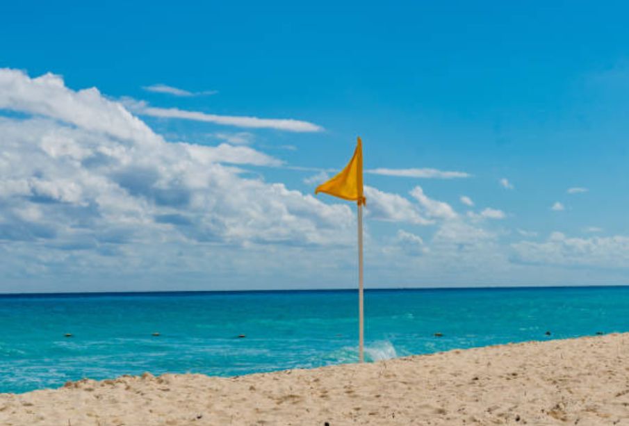 Este Viernes Santo colocan bandera amarilla en playas de Vallarta, abiertas a bañistas con precaución