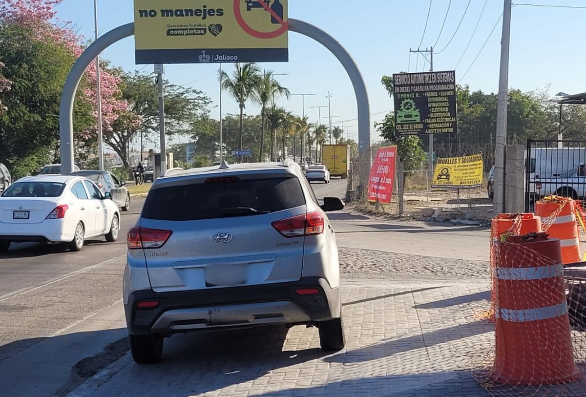 Camioneta en el ingreso norte a Puerto Vallarta