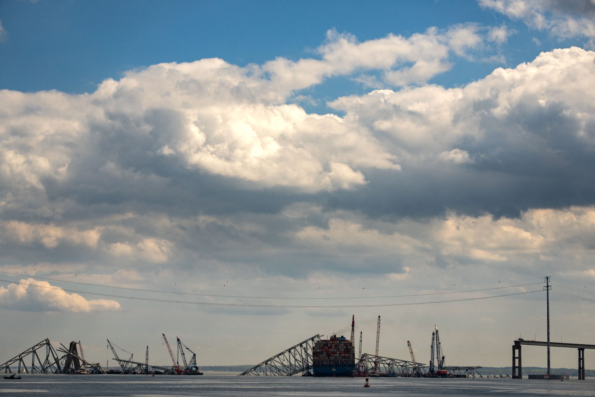 Puente de Baltimore: Siguen las labores de remoción de contenedores del barco que chocó