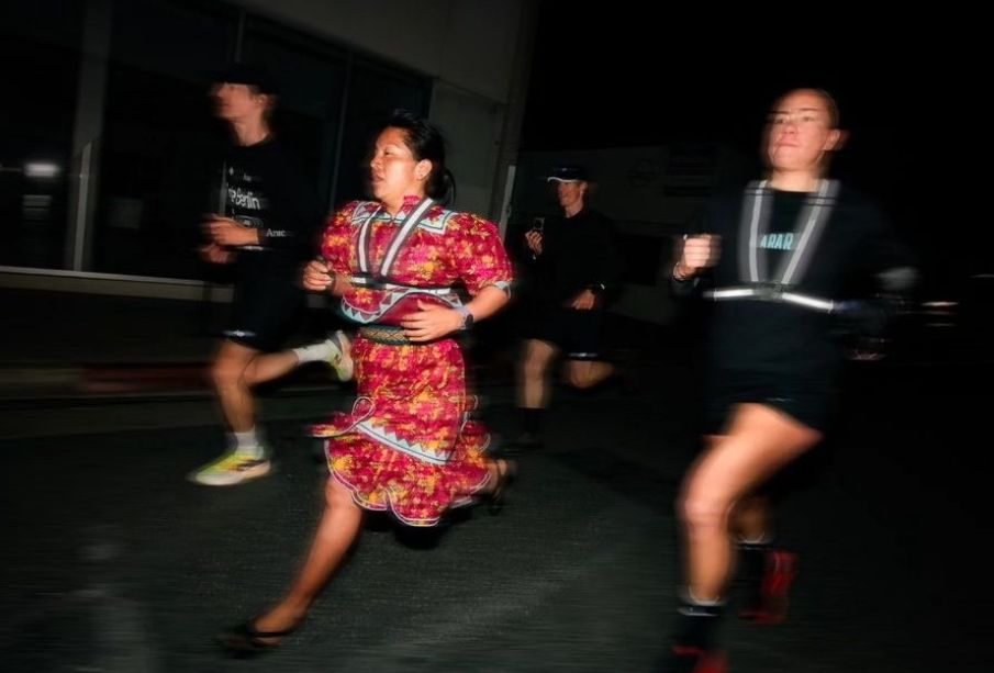 (VIDEO) Mujeres rarámuris corren maratón de 550 kilómetros, de Los Ángeles a Las Vegas