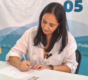 Teresita firma su renuncia a candidatura de alianza en IEPC