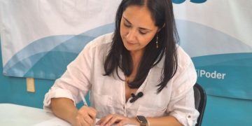 Teresita firma su renuncia a candidatura de alianza en IEPC