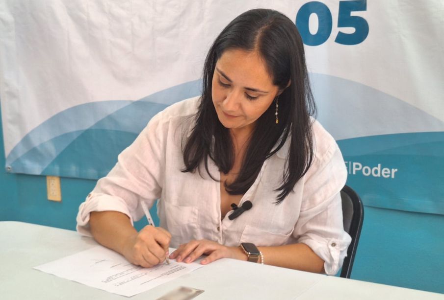 Teresita firma su renuncia a candidatura de alianza en IEPC