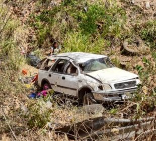 Accidente en Carretera Federal 200 Vehículo se va a barranco