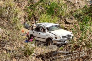 Accidente en Carretera Federal 200 Vehículo se va a barranco
