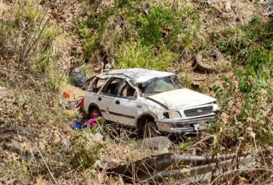 Accidente en Carretera Federal 200 Vehículo se va a barranco