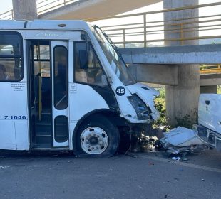 Accidente vial en carretera federal 200 involucró tres vehículos