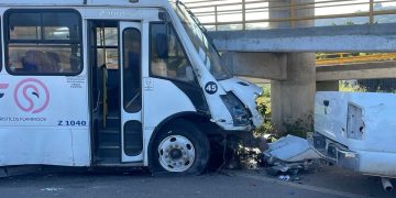 Accidente vial en carretera federal 200 involucró tres vehículos