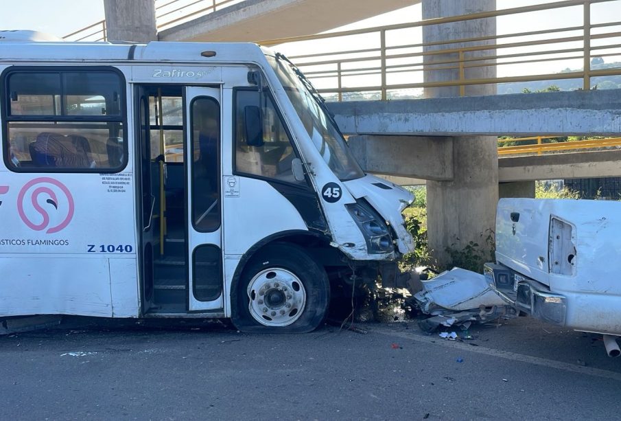 Accidente vial en carretera federal 200 involucró tres vehículos