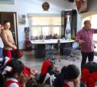 Alumnas de primaria visitando palacio municipal