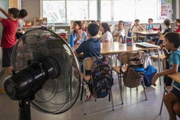 Alumnos en aula con ventilador