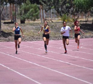 Atletas en pista de tartan