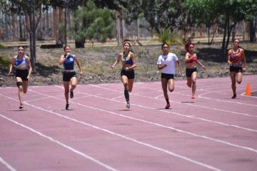 Atletas en pista de tartan