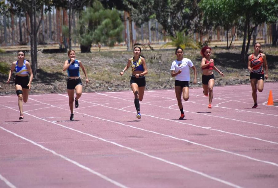 Atletas en pista de tartan