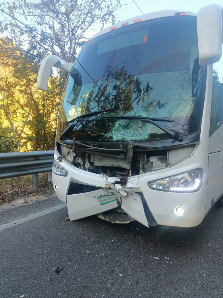 Autobús responsable de la muerte de motociclista en la federal 200