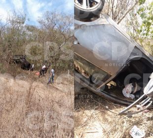 Automóvil volcado en un barranco