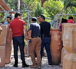 Autoridades en entrada de vivero