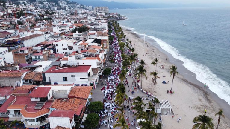 Respaldan más de 15 mil Vallartenses a Chuyita López en el malecón