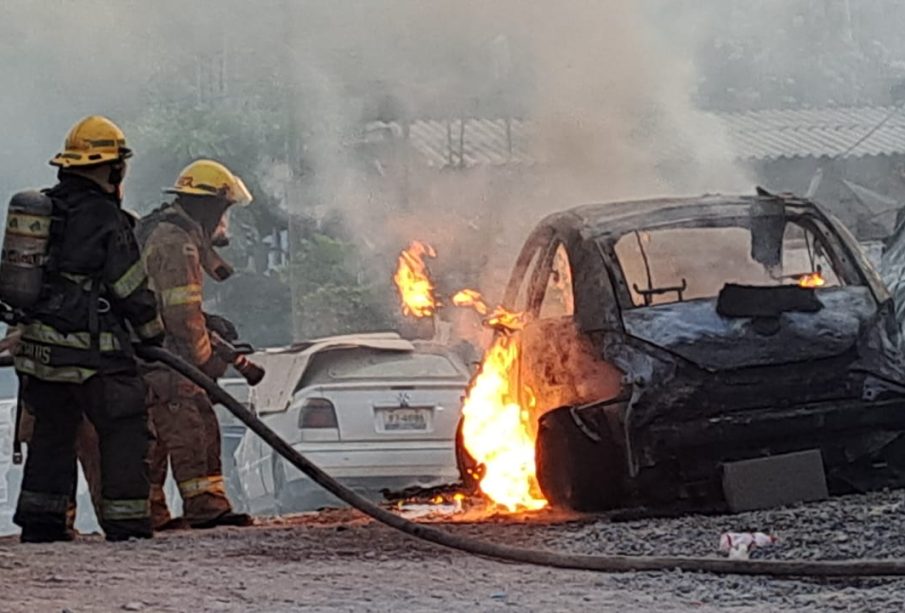 Bomberos apagando incendio en Beetle