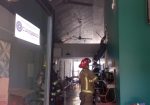 Bomberos sofocando incendio en restaurante