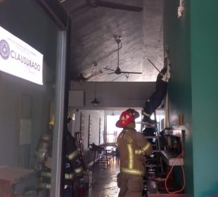 Bomberos sofocando incendio en restaurante