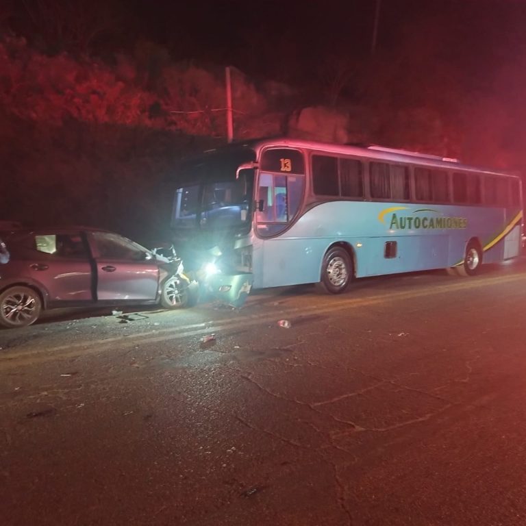 Camión y auto impactados en Cihuatlán