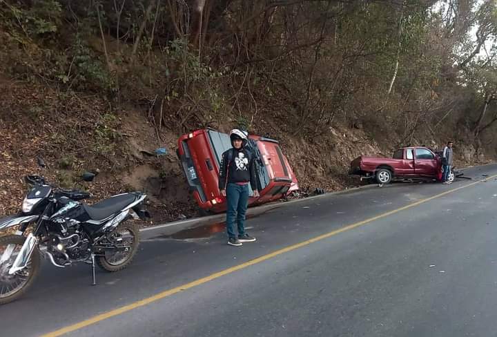 Camioneta volcada tras choque